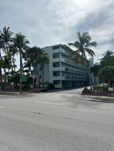 2335 tamiami Trl N, Naples, FL à louer - Photo du bâtiment - Image 1 de 4
