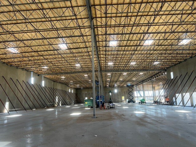 701 E Ball Rd, Anaheim, CA à vendre - Photo du bâtiment - Image 3 de 8