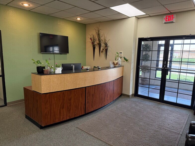 404 Executive Center Blvd, El Paso, TX à louer - Photo du bâtiment - Image 2 de 12