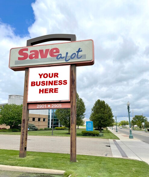 2905 Mahoning Rd NE, Canton, OH à louer - Photo du bâtiment - Image 2 de 4