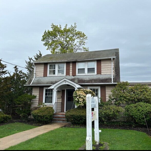 8 Manor Rd, Smithtown, NY à vendre - Photo du bâtiment - Image 2 de 19
