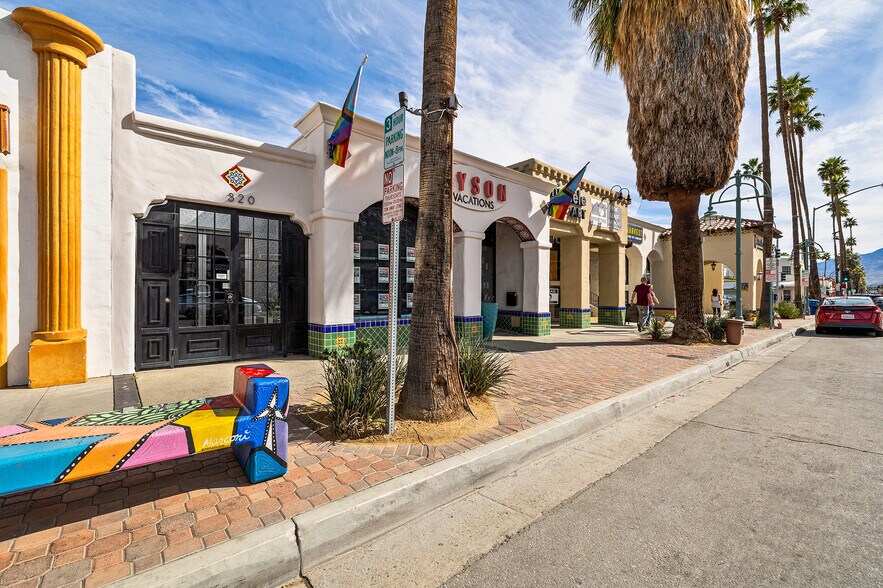 310-320 N Palm Canyon Dr, Palm Springs, CA à louer - Photo du bâtiment - Image 2 de 17