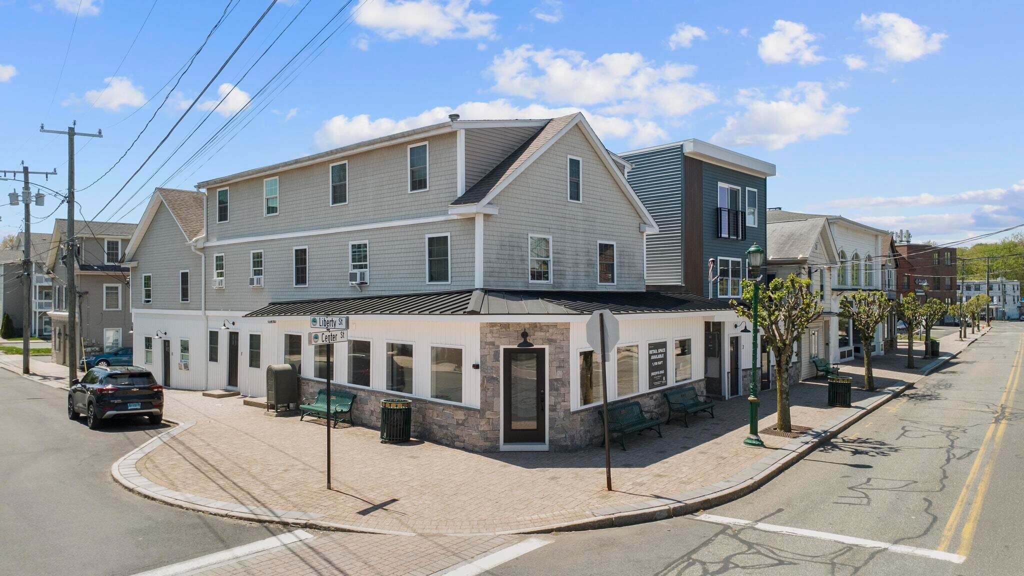 122 Center St, Southington, CT à louer Photo principale- Image 1 de 13