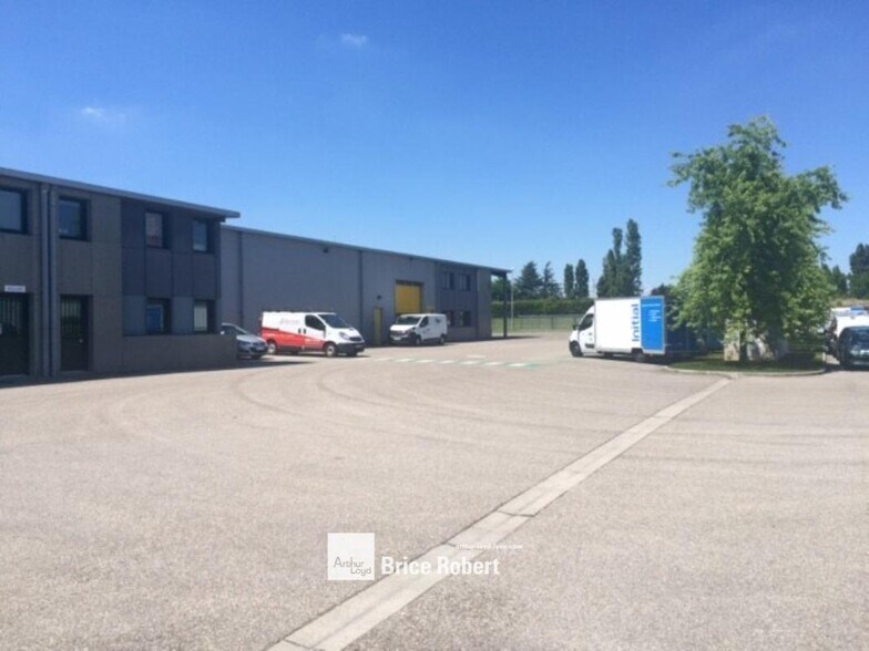 Flex dans Vaulx-en-Velin à louer - Photo du bâtiment - Image 3 de 4