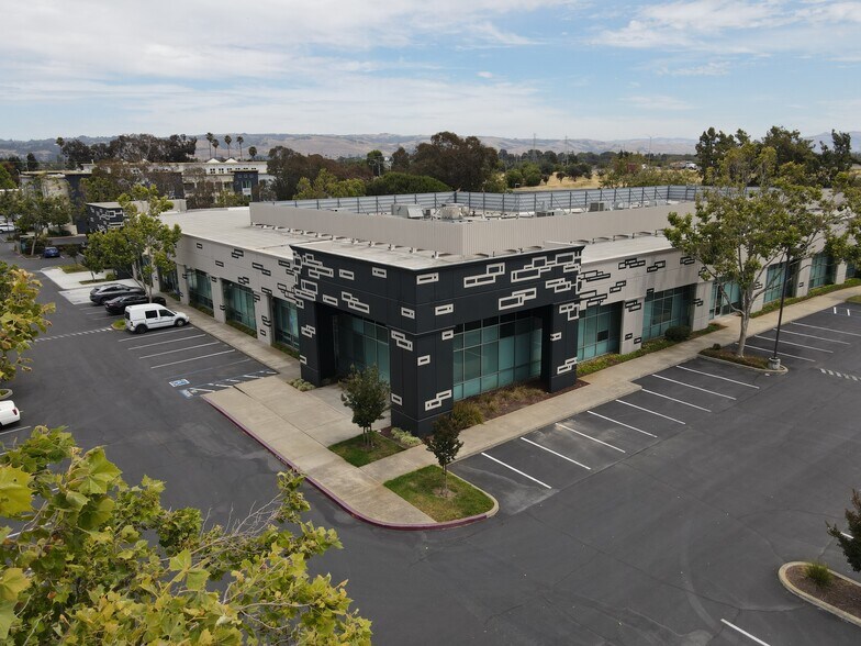 25821 Industrial Blvd, Hayward, CA à louer - Photo du bâtiment - Image 2 de 7