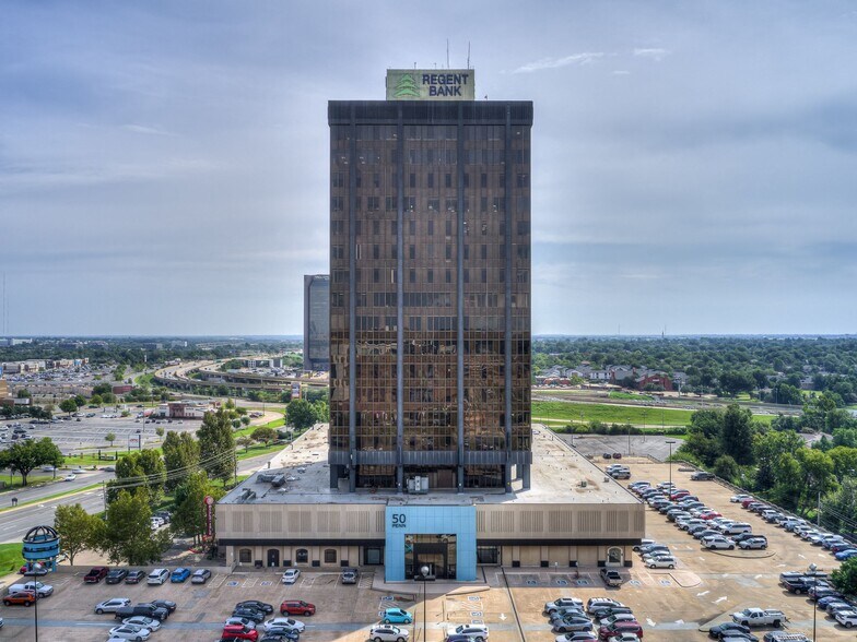 1900 NW Expressway, Oklahoma City, OK à louer - Photo du bâtiment - Image 3 de 35
