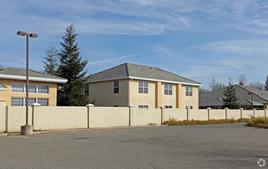 1110 Civic Center Blvd, Yuba City, CA à louer - Photo du bâtiment - Image 2 de 3