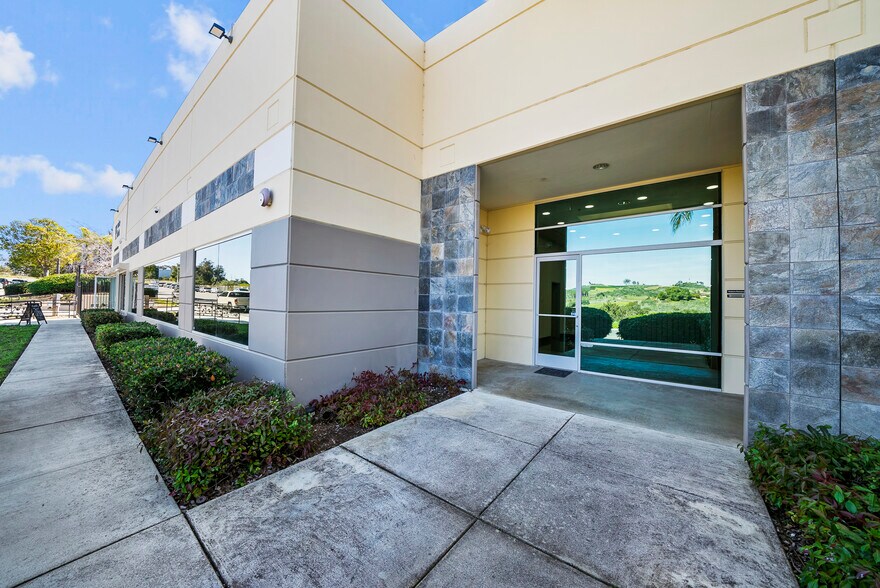 5601 Palmer Way, Carlsbad, CA à louer - Photo du bâtiment - Image 3 de 23