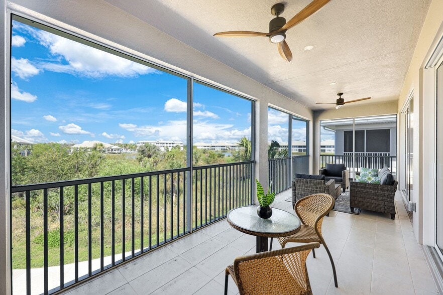 273 Indies Dr E, Naples, FL à vendre - Photo du bâtiment - Image 3 de 36