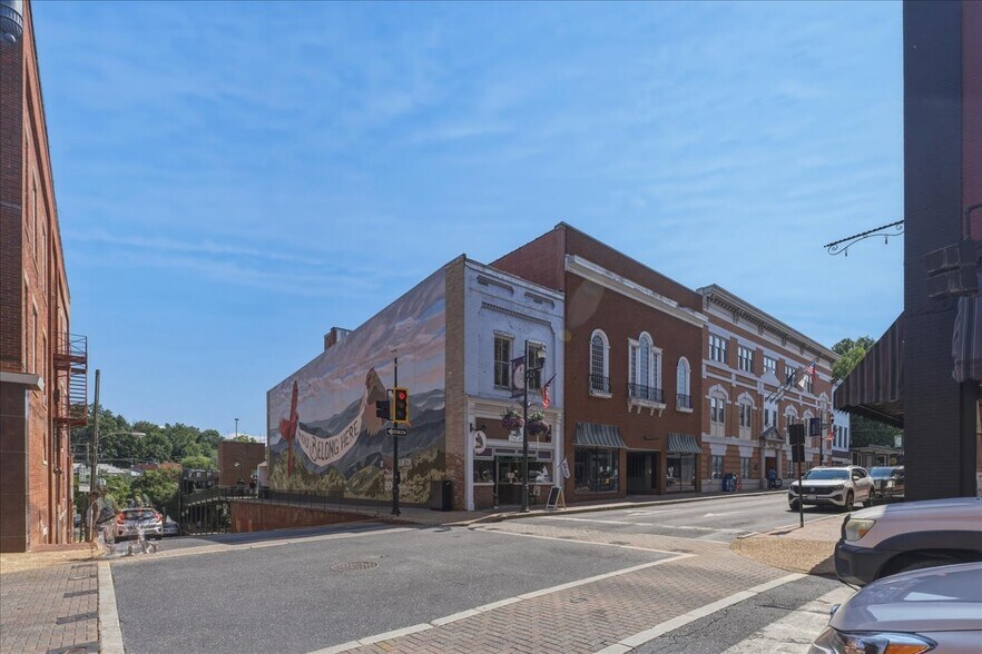 102 W Beverley St, Staunton, VA à vendre - Photo principale - Image 1 de 26