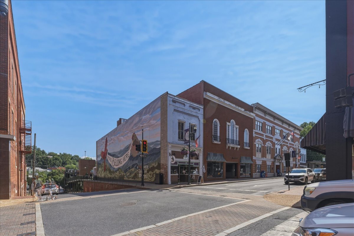 102 W Beverley St, Staunton, VA for sale Primary Photo- Image 1 of 27