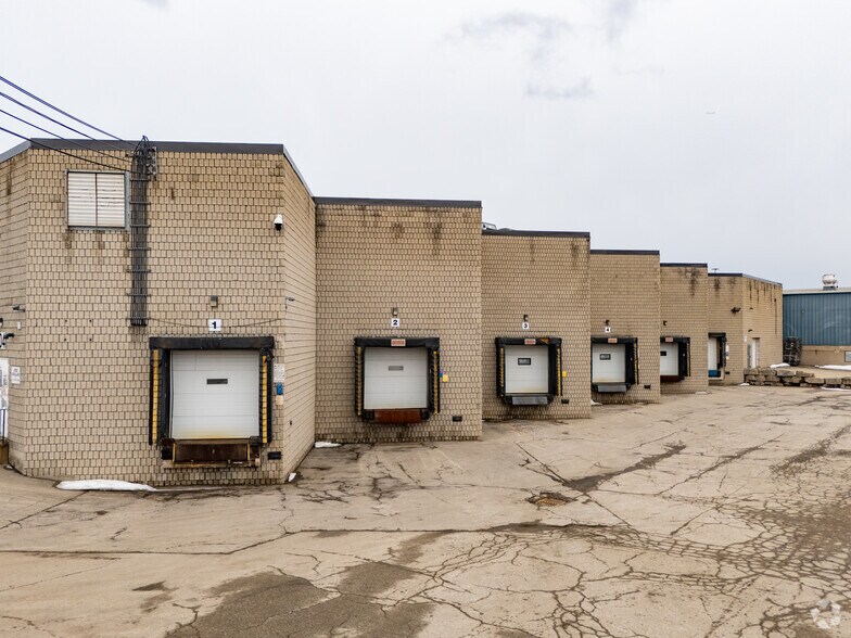 504 Kenora Ave, Hamilton, ON à vendre - Photo du bâtiment - Image 2 de 3