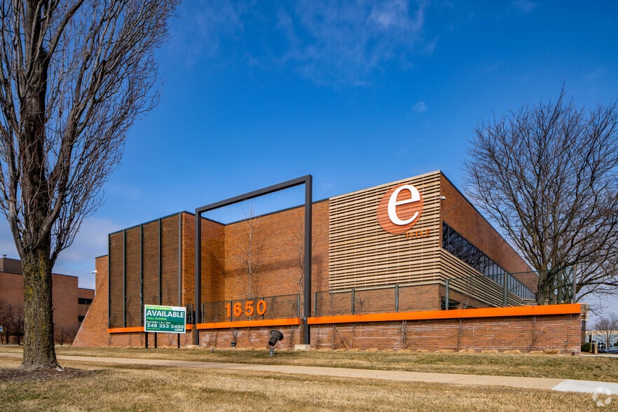 1650 W Big Beaver Rd, Troy, MI à louer - Photo du bâtiment - Image 3 de 8