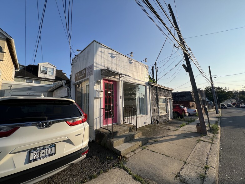 10 Willowdale Ave, Port Washington, NY for lease - Building Photo - Image 2 of 9