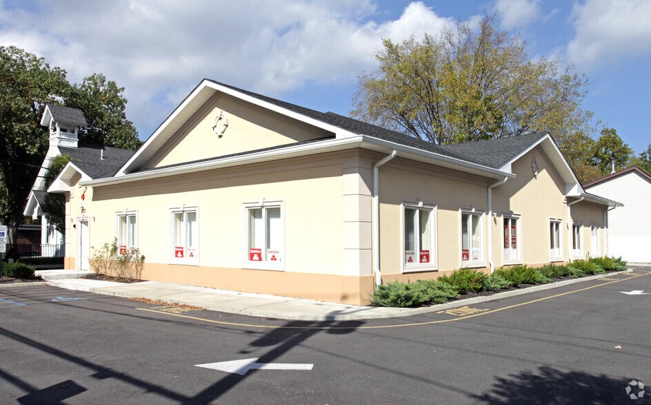 237 W Midland Ave, Paramus, NJ à louer - Photo du bâtiment - Image 3 de 4