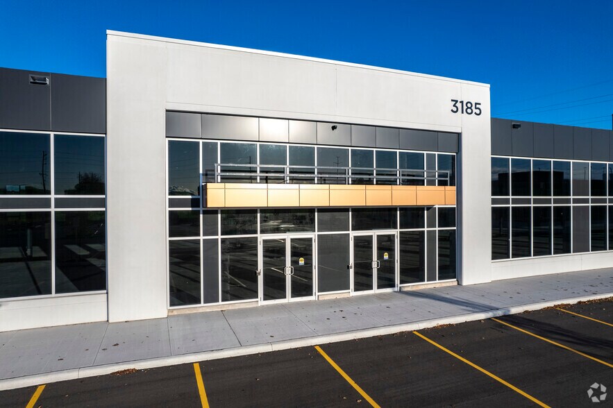 3185 Harvester Rd, Burlington, ON à louer - Photo du bâtiment - Image 3 de 5