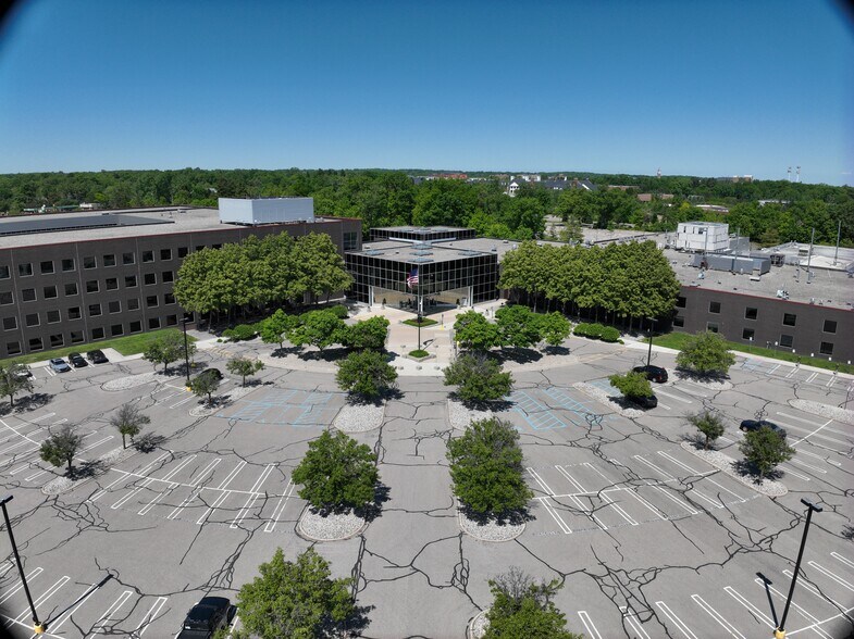 3000 University Dr, Auburn Hills, MI à vendre - Communauté Matterport - Image 3 de 20