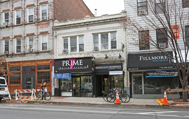 Plus de détails pour 700 Grand St, Brooklyn, NY - Bureau/Médical à louer
