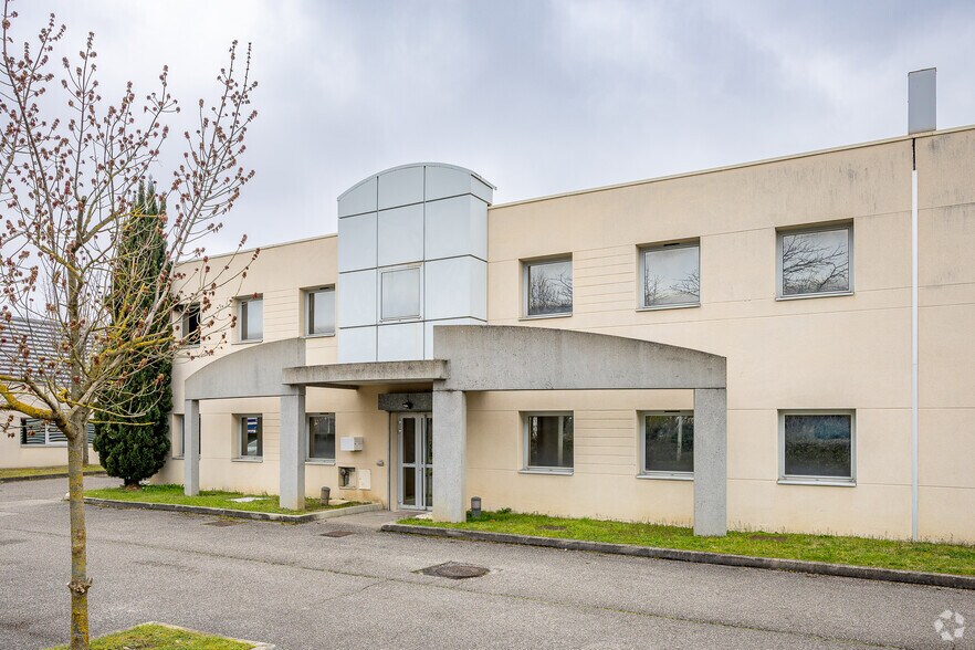 Flex dans Saint-Priest à louer - Photo du bâtiment - Image 3 de 3