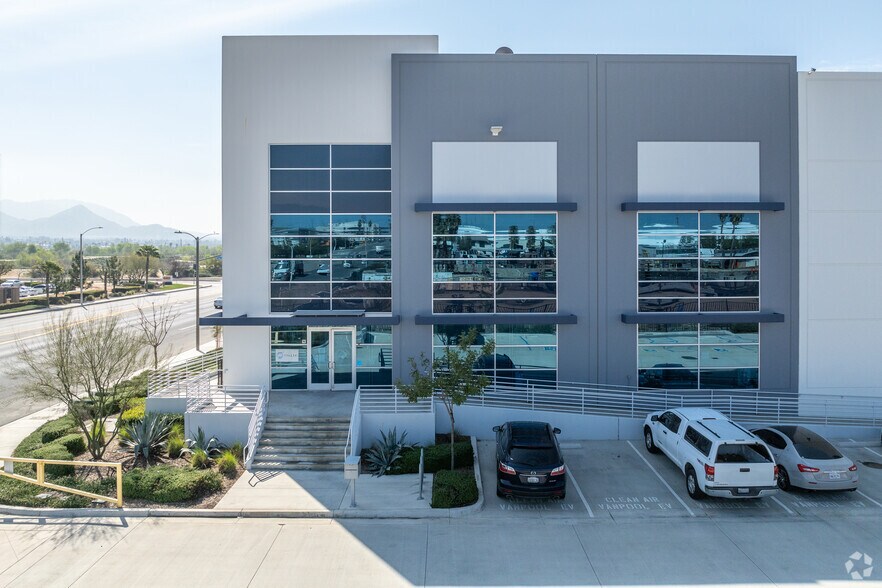 3990 S Riverside Ave, Rialto, CA à louer - Photo du bâtiment - Image 3 de 8