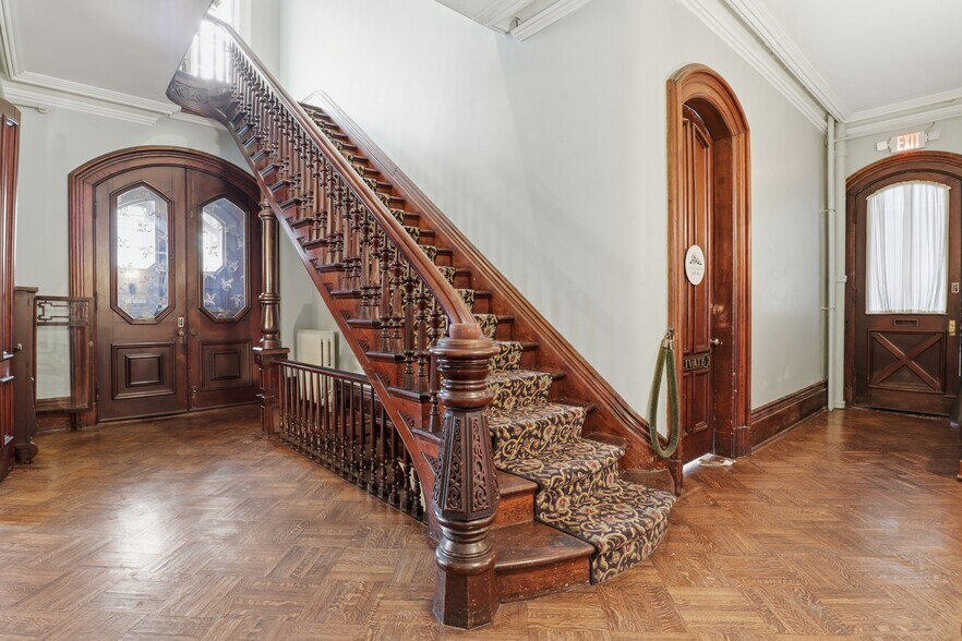 1 E Church St, Fairport, NY à vendre - Photo du bâtiment - Image 2 de 56