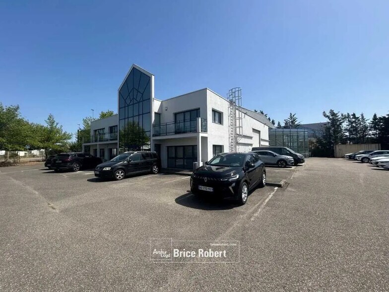 Flex in Chassieu for sale - Building Photo - Image 1 of 9