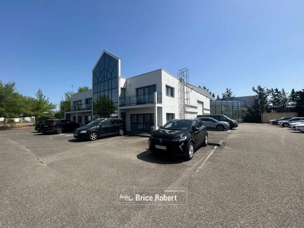Flex in Chassieu for sale Building Photo- Image 1 of 10
