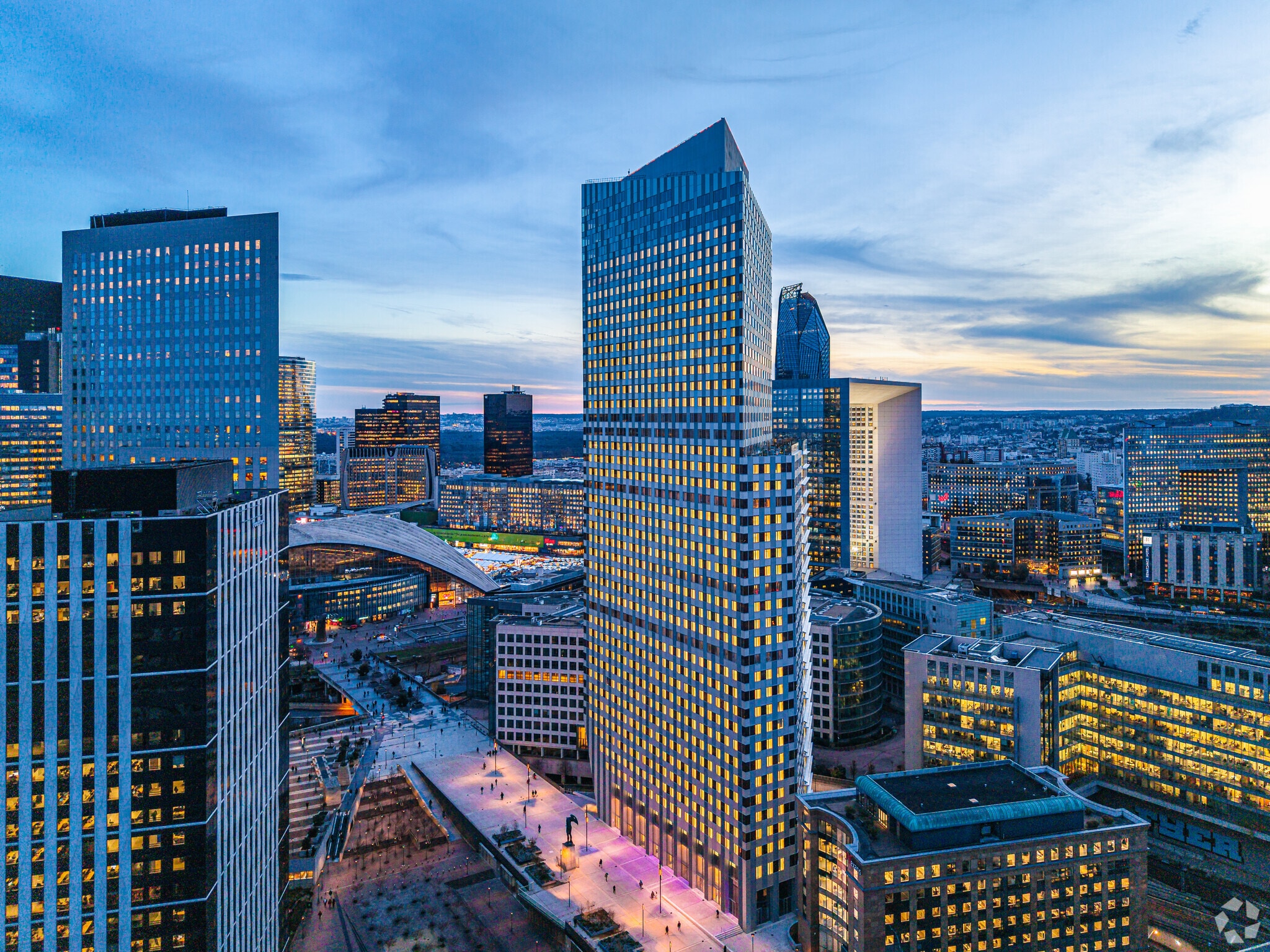 6 Allée de L'arche, Courbevoie for lease Building Photo- Image 1 of 24