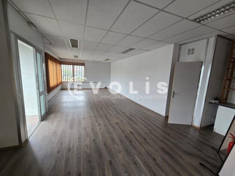 Office in Lisses for lease - Interior Photo - Image 2 of 9