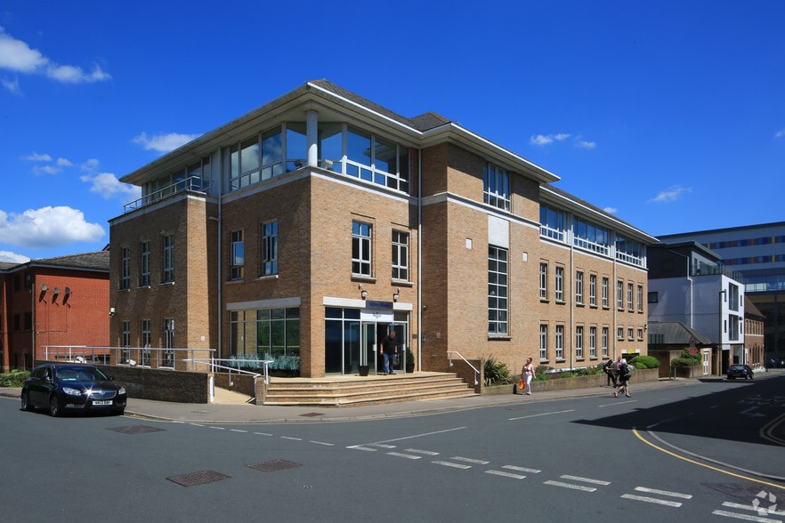 25 Clarendon Rd, Redhill for lease - Building Photo - Image 1 of 2