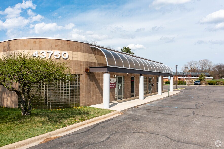 43750 Woodward Ave, Bloomfield Hills, MI à louer - Photo du bâtiment - Image 1 de 7