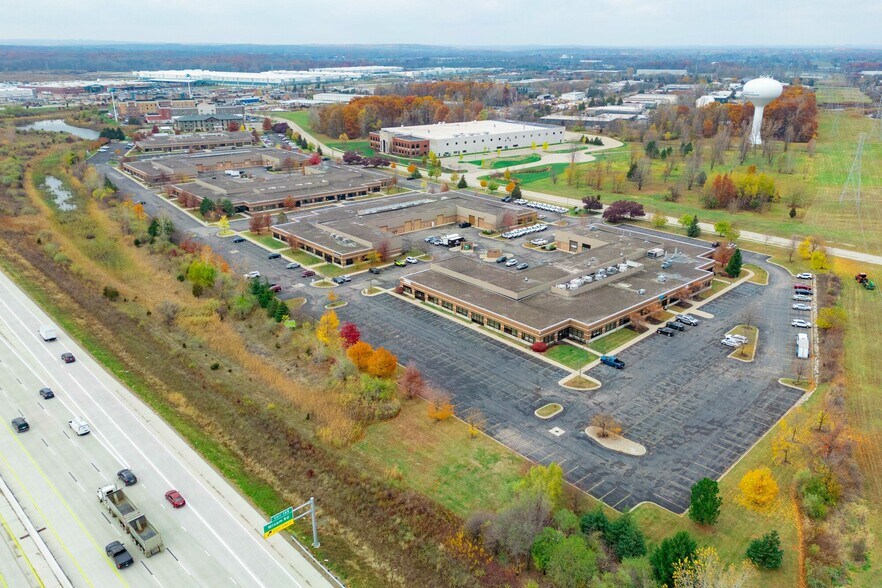 Alpha Technology Park portefeuille de 4 propriétés à vendre sur LoopNet.ca - Photo du bâtiment - Image 2 de 38