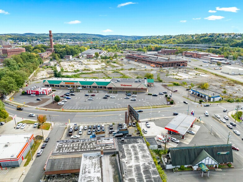 649 W Main St, Waterbury, CT à vendre - Photo du bâtiment - Image 2 de 10