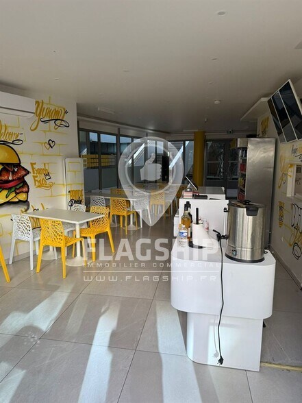 Retail in Nanterre for lease - Interior Photo - Image 1 of 7