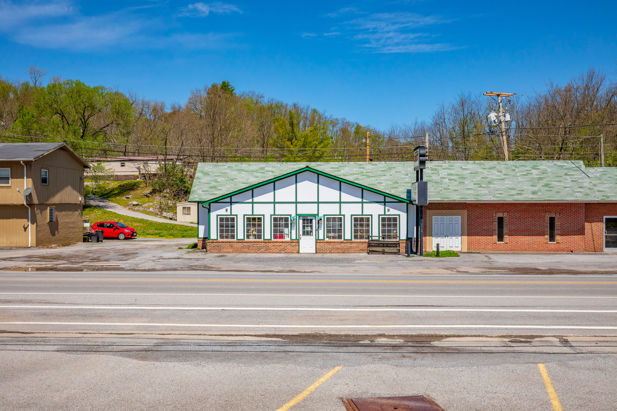 1653 Fincastle Tpke, Tazewell, VA for sale Primary Photo- Image 1 of 1