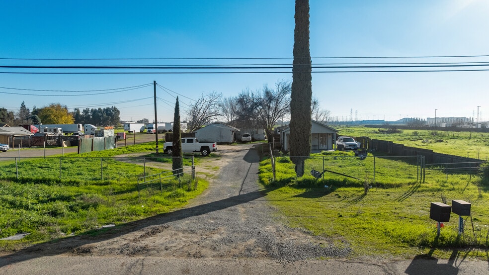 2256 W Yosemite Ave, Manteca, CA à vendre - Aérien - Image 2 de 20
