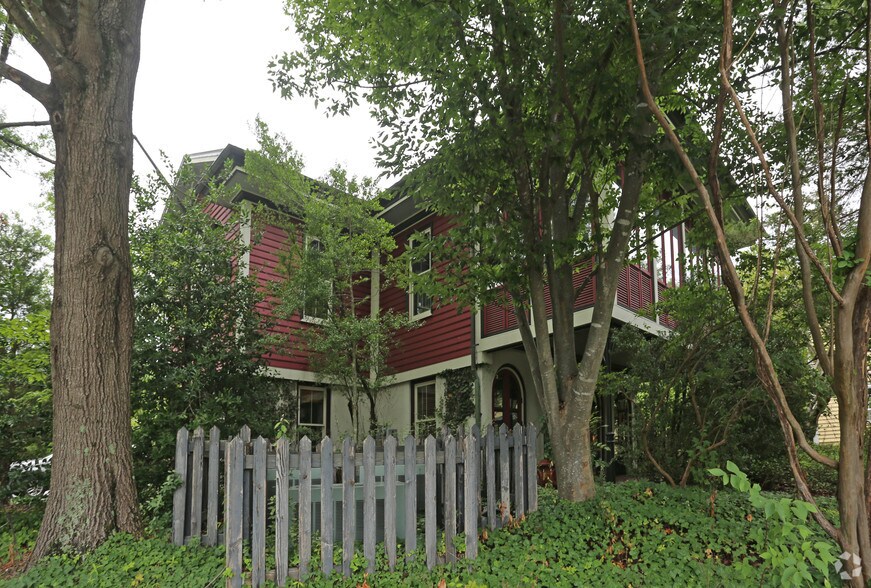 720 W Main St, Jamestown, NC à vendre - Photo du bâtiment - Image 2 de 17