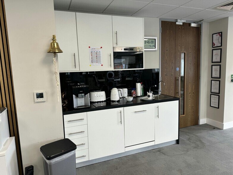 2 Esher Rd, Walton On Thames for lease - Building Photo - Image 3 of 5
