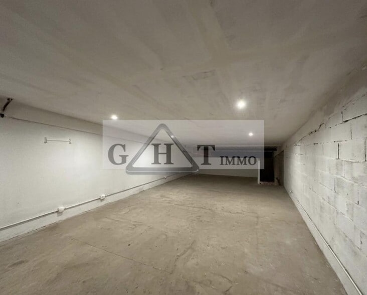 Industrial in Saint-Maximin for lease - Interior Photo - Image 2 of 3