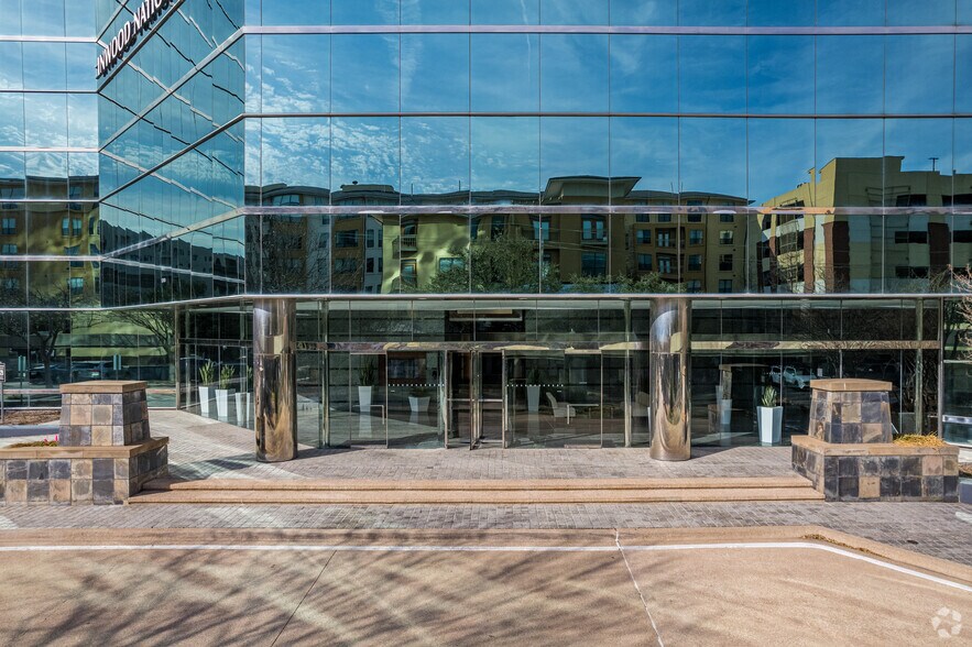 13760 Noel Rd, Dallas, TX à louer - Photo du bâtiment - Image 3 de 4