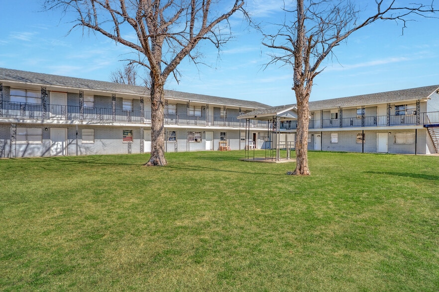2801 SW 42nd St, Oklahoma City, OK for sale - Primary Photo - Image 1 of 9