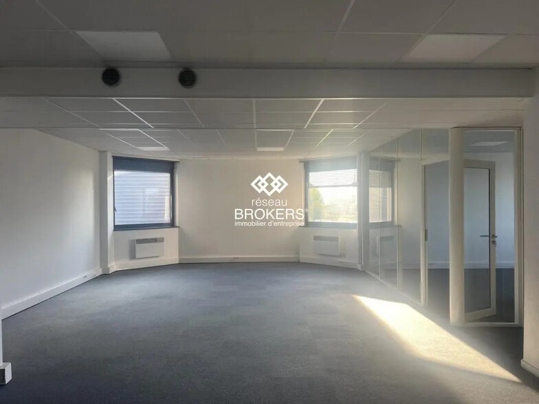 Flex in Saint-Quentin-Fallavier for lease - Interior Photo - Image 1 of 12