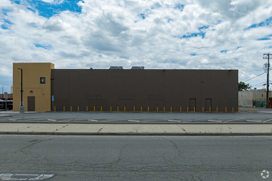 1309 N Chester Ave, Bakersfield, CA à vendre - Photo du bâtiment - Image 3 de 11