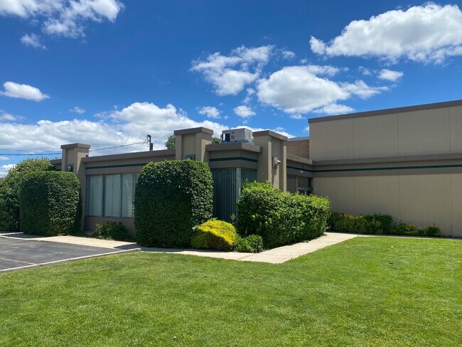 Plus de détails pour 63-65 Austin Blvd, Commack, NY - Industriel à louer