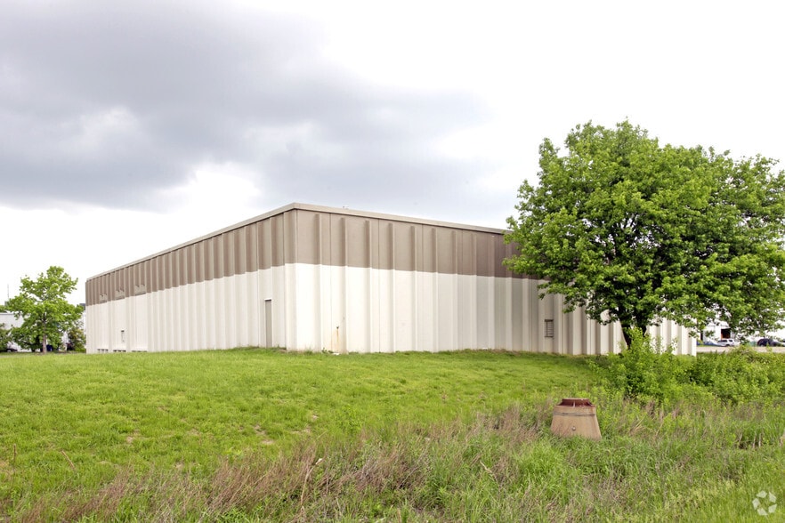 13750 Rider Trail N, Earth City, MO for lease - Building Photo - Image 2 of 3