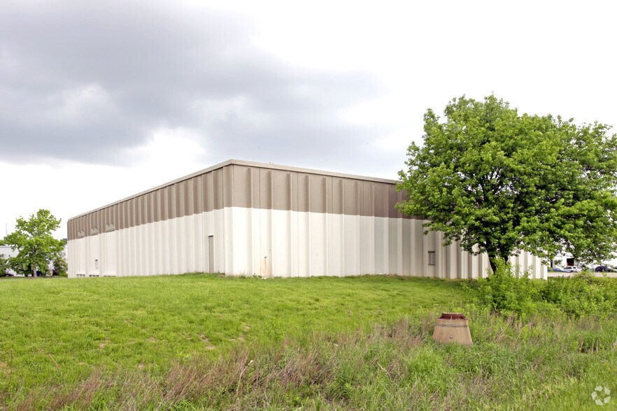 13750 Rider Trail N, Earth City, MO à louer - Photo du bâtiment - Image 2 de 3