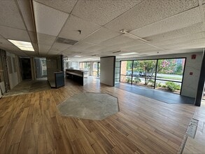 204 Mill St NE, Vienna, VA à louer Photo intérieure- Image 2 de 10