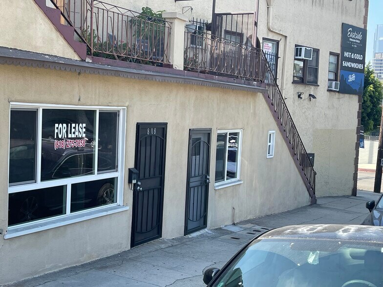 808 Centennial St, Los Angeles, CA à louer - Photo du bâtiment - Image 1 de 2