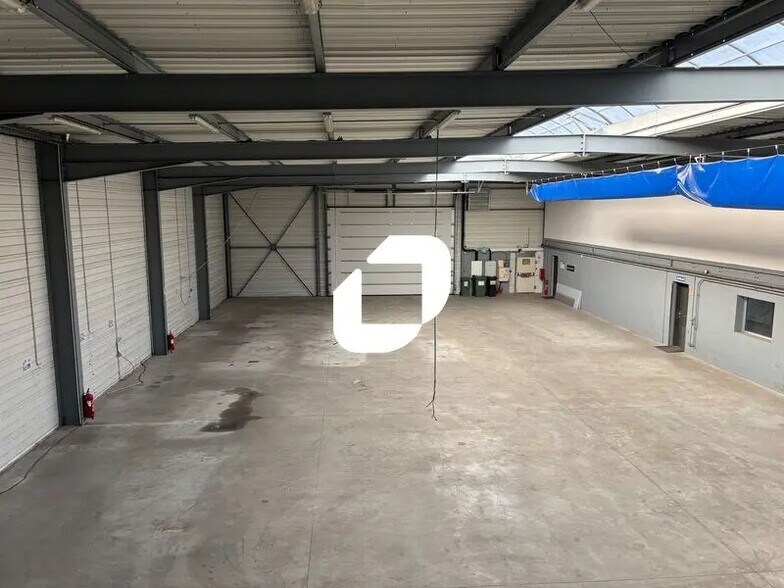 Bureau dans Saint-Médard-en-Jalles à louer - Photo du bâtiment - Image 2 de 9