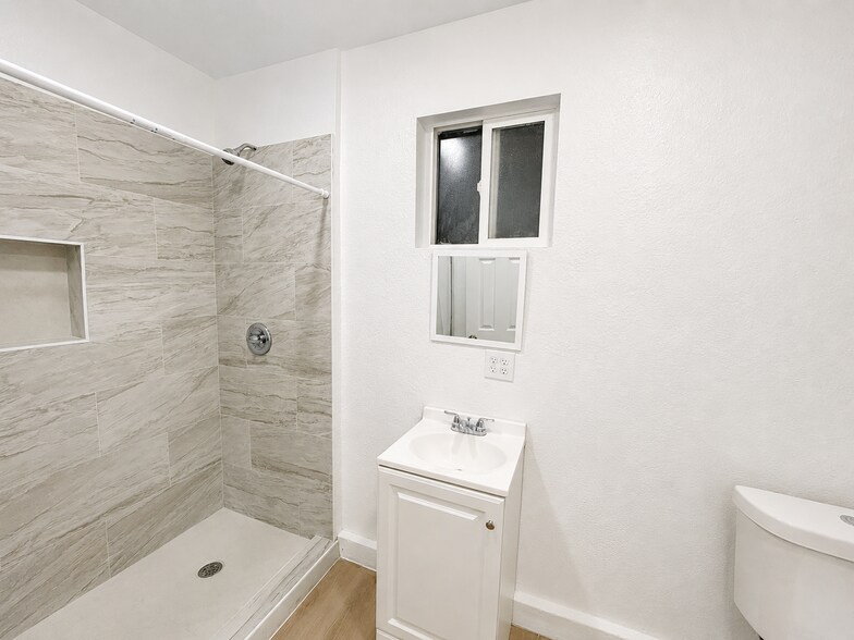 210 S Raitt St, Santa Ana, CA à vendre - Photo du bâtiment - Image 3 de 13